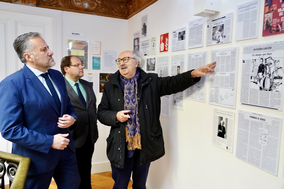 El presidente de las Cortes de Castilla y León, Carlos Pollán, visita la Casa de la Poesía que alberga la obra del autor Antonio Colinas