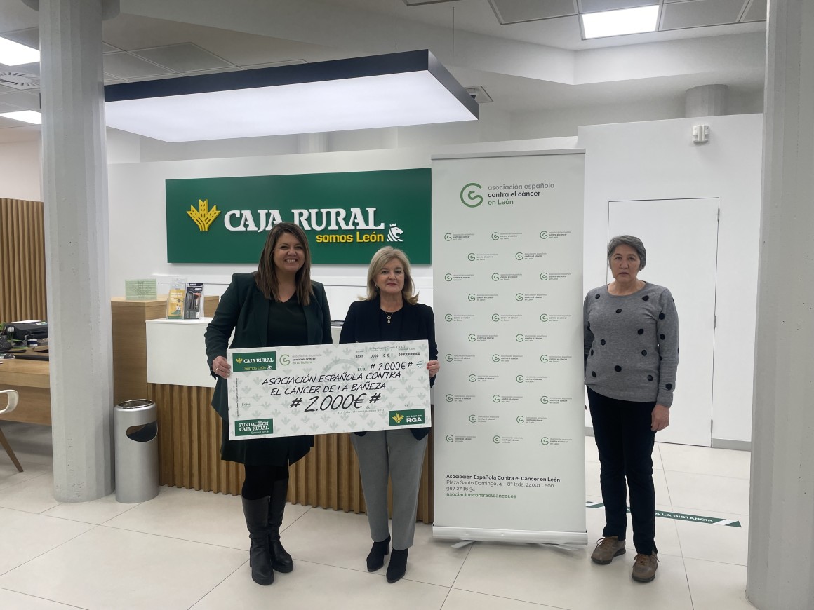 Eva Pérez, directora de Caja Rural en La Bañeza, María Trinidad del Canto, expresidenta de la AEEC en La Bañeza, y Carmen Huerga, vocal de la asociación