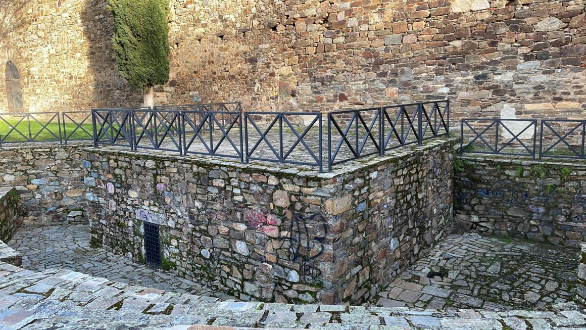 Grafitis en la muralla de Astorga