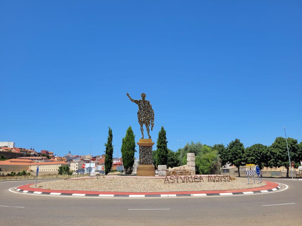 Una de las obras de Amancio González para el Camino de Santiago a su paso por Astorga