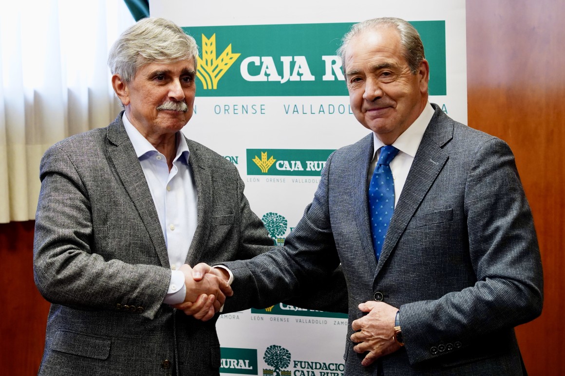 El rector de la Universidad de León (ULE) y el director general de Caja Rural, Cipriano García, firman un convenio de colaboración para promover el proyecto Experimenta León dirigido a estudiantes