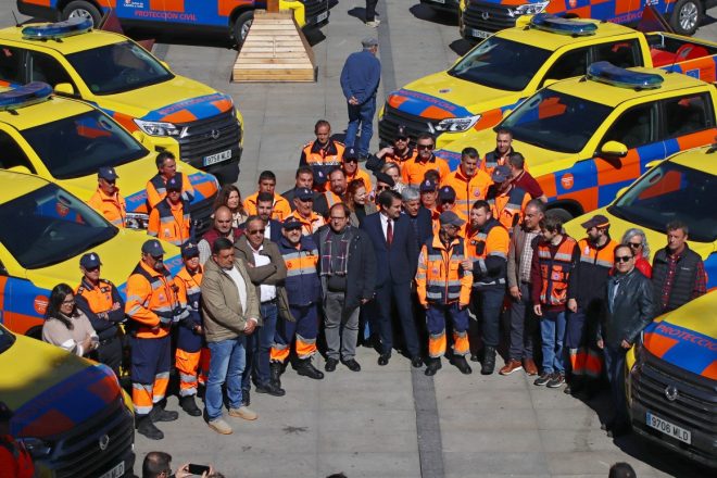 El consejero de Medio Ambiente, Vivienda y Ordenación del Territorio, Juan Carlos Suárez-Quiñones, presenta los vehículos de Protección Civil de la provincia de León