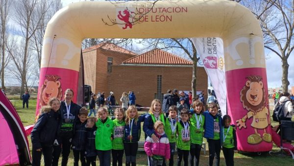 Atletas de la Escuela Municipal de Astorga en el Provincial de campo a través