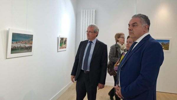 El embajador de Eslovenia, Robert Krmelj, y el alcalde de Astorga, José Luis Nieto, en la inauguración de la exposición 'Maravillas de Eslovenia'