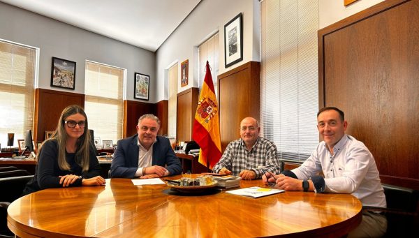 José Luis Nieto, junto a algunos de sus concejales