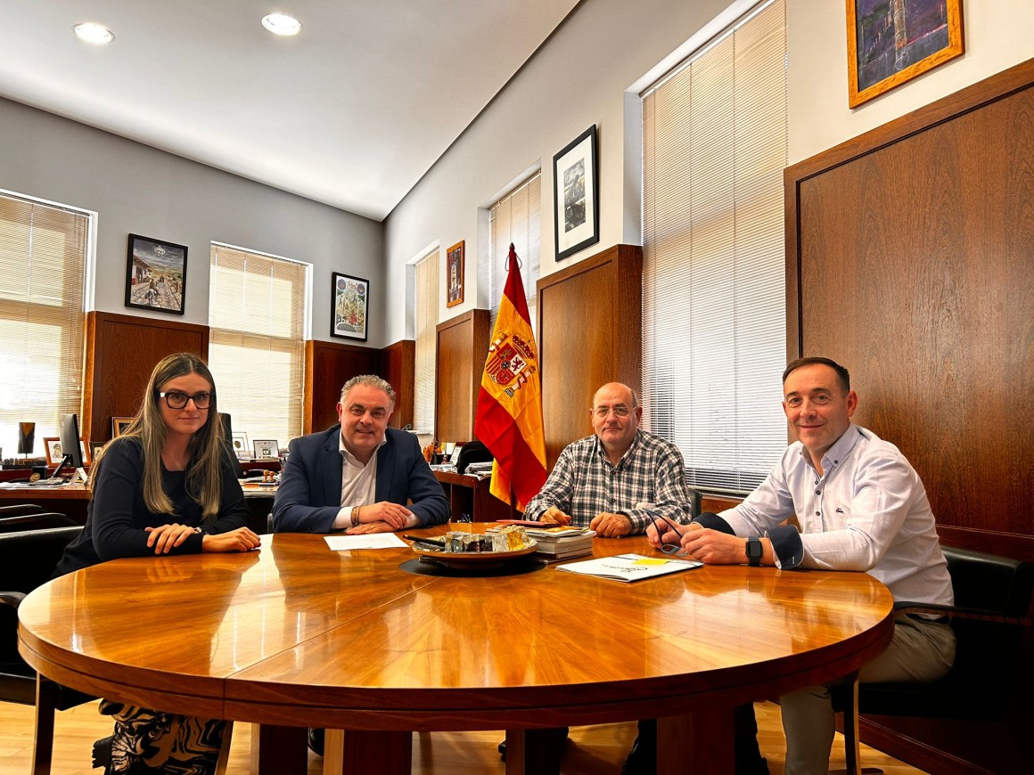 José Luis Nieto, junto a algunos de sus concejales