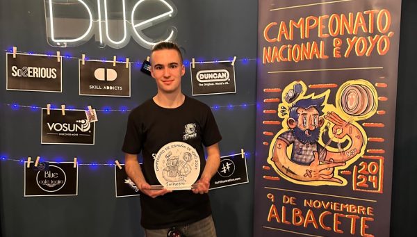 Héctor Fidalgo, con el trofeo de campeón de España de yoyó