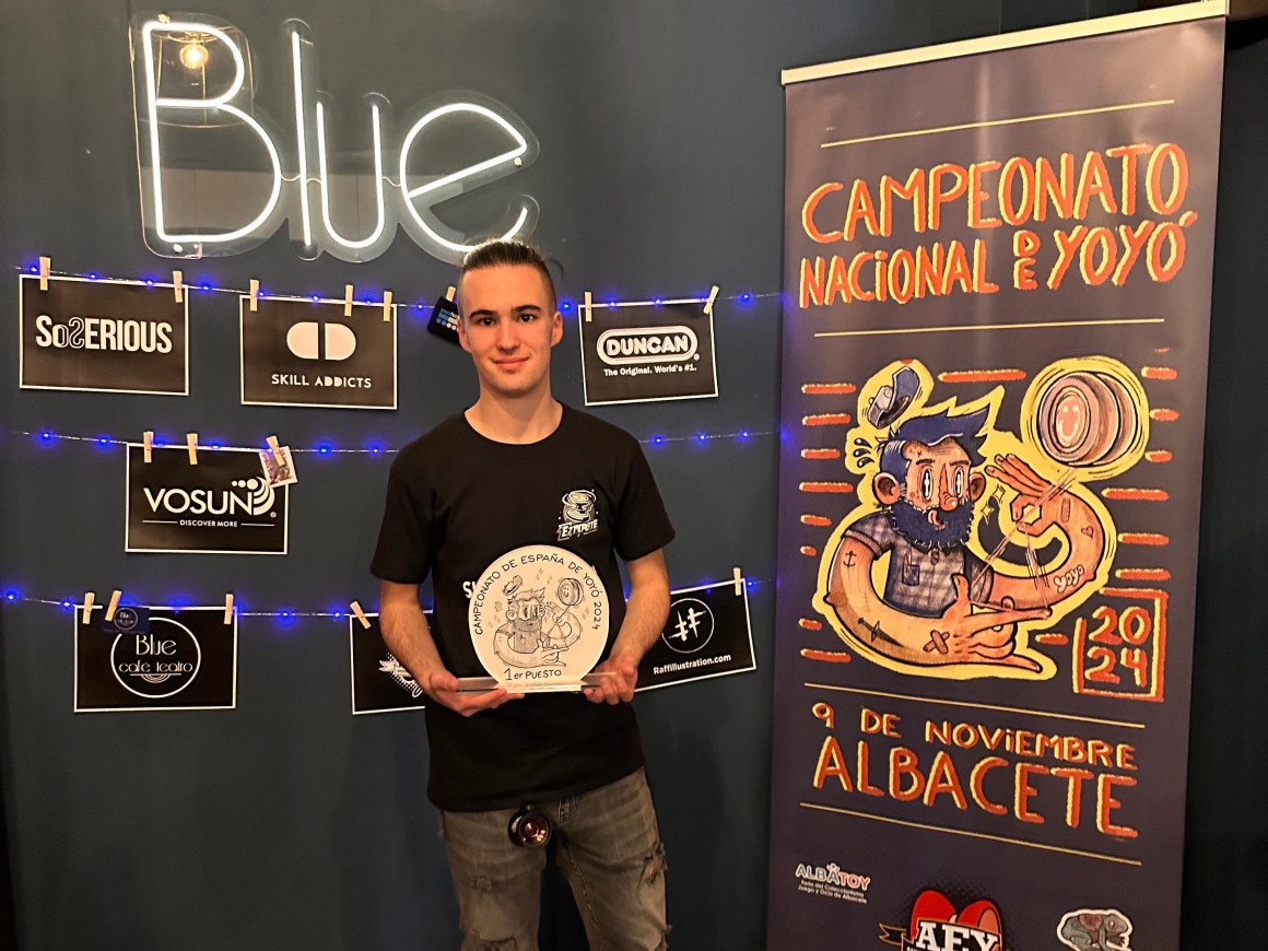 Héctor Fidalgo, con el trofeo de campeón de España de yoyó