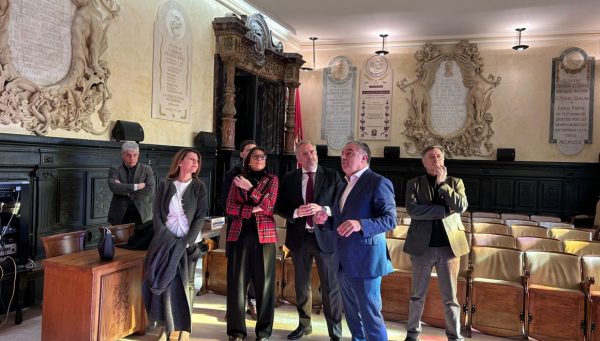 Los miembros de la Mesa de las Cortes de Castilla y León, en el salón de plenos de Astorga