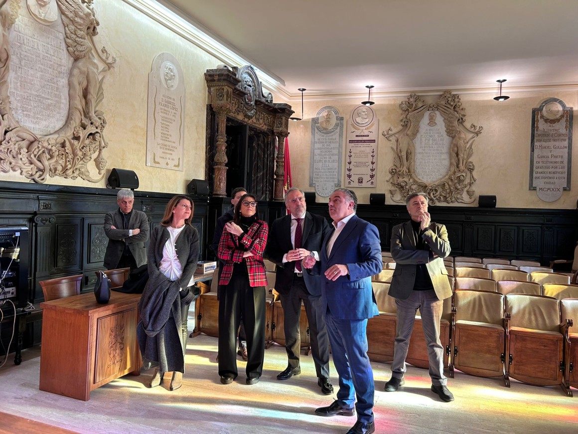 Los miembros de la Mesa de las Cortes de Castilla y León, en el salón de plenos de Astorga