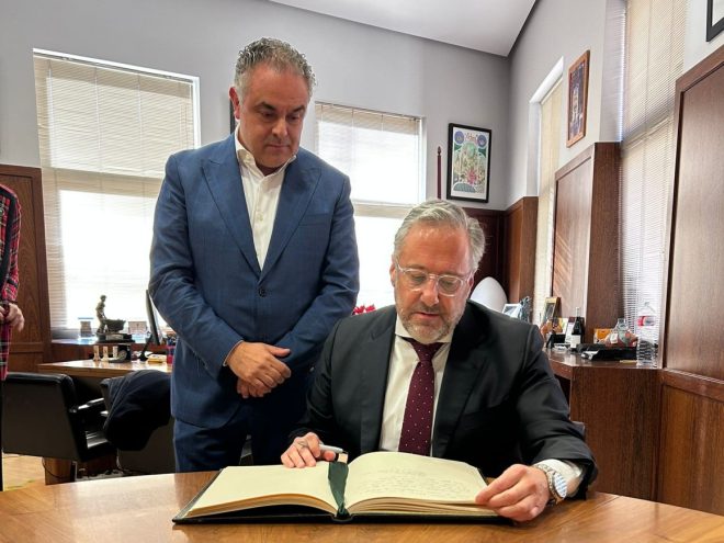 El presidente de la Mesa de las Cortes, Carlos Pollán, firmó el Libro de Honor de la ciudad de Astorga.