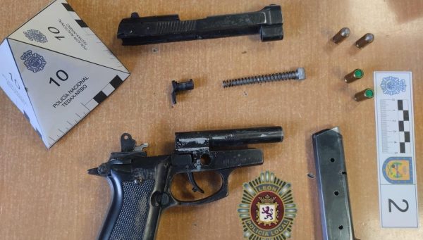 Pistola intervenida por la Policía Local de León.